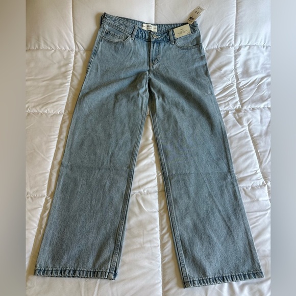 NWTs Hollister Sz 8 LowRise Loose Through Hip and Thigh Straight Leg Jeans - Picture 1 of 6